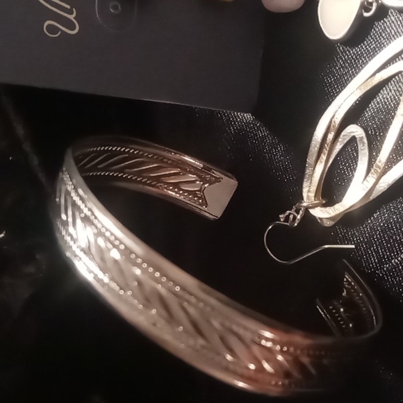 Universal thread earrings and a stamped braided cuff bracelet. Lot Of 3 - Picture 5 of 7